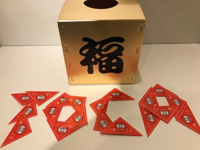 クジと金色の抽選箱