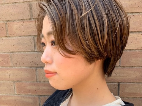 大人ショートヘアの女性
