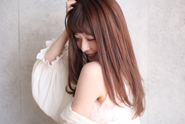 春のロングヘアーの女性
