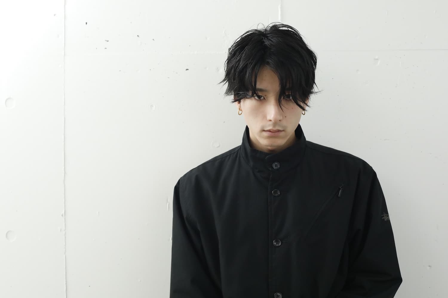 センターパートのヘアスタイルをしたの男性