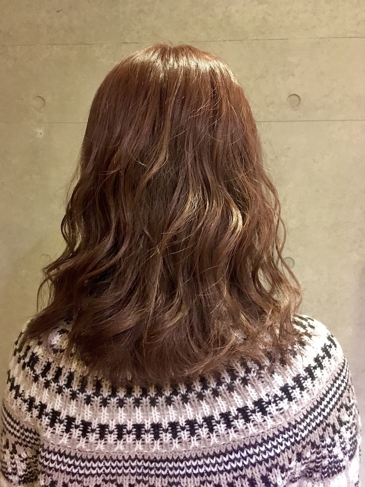 ピンクアッシュのカラーをした女性