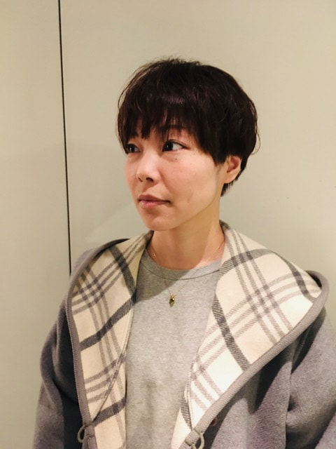 ボーイッシュショートスタイルの女性