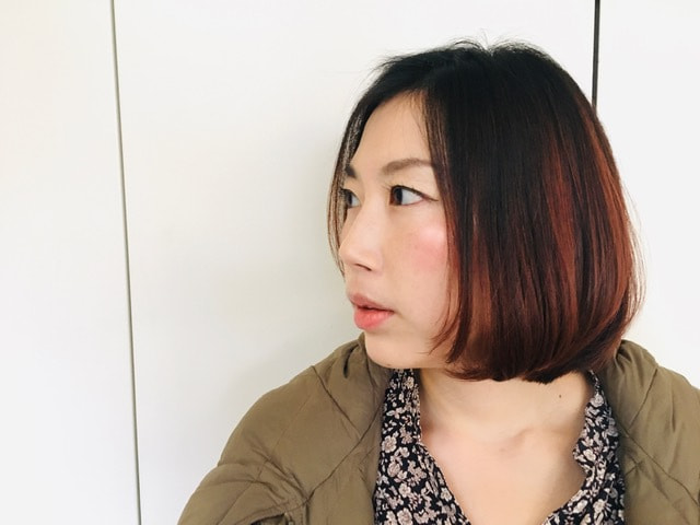 ハイライトを活かしたボブスタイルの女性