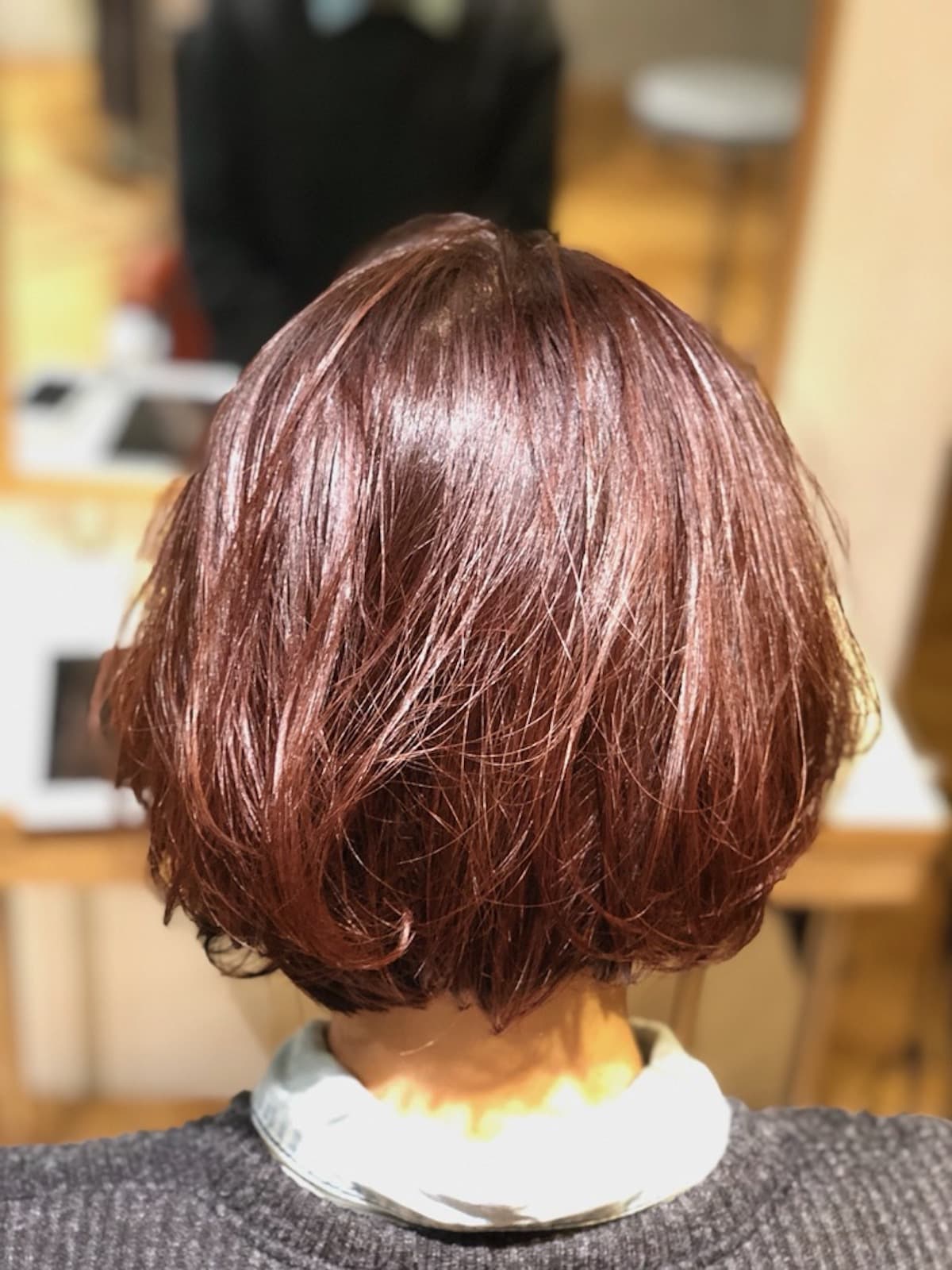 ピンク色のボブスタイル女性