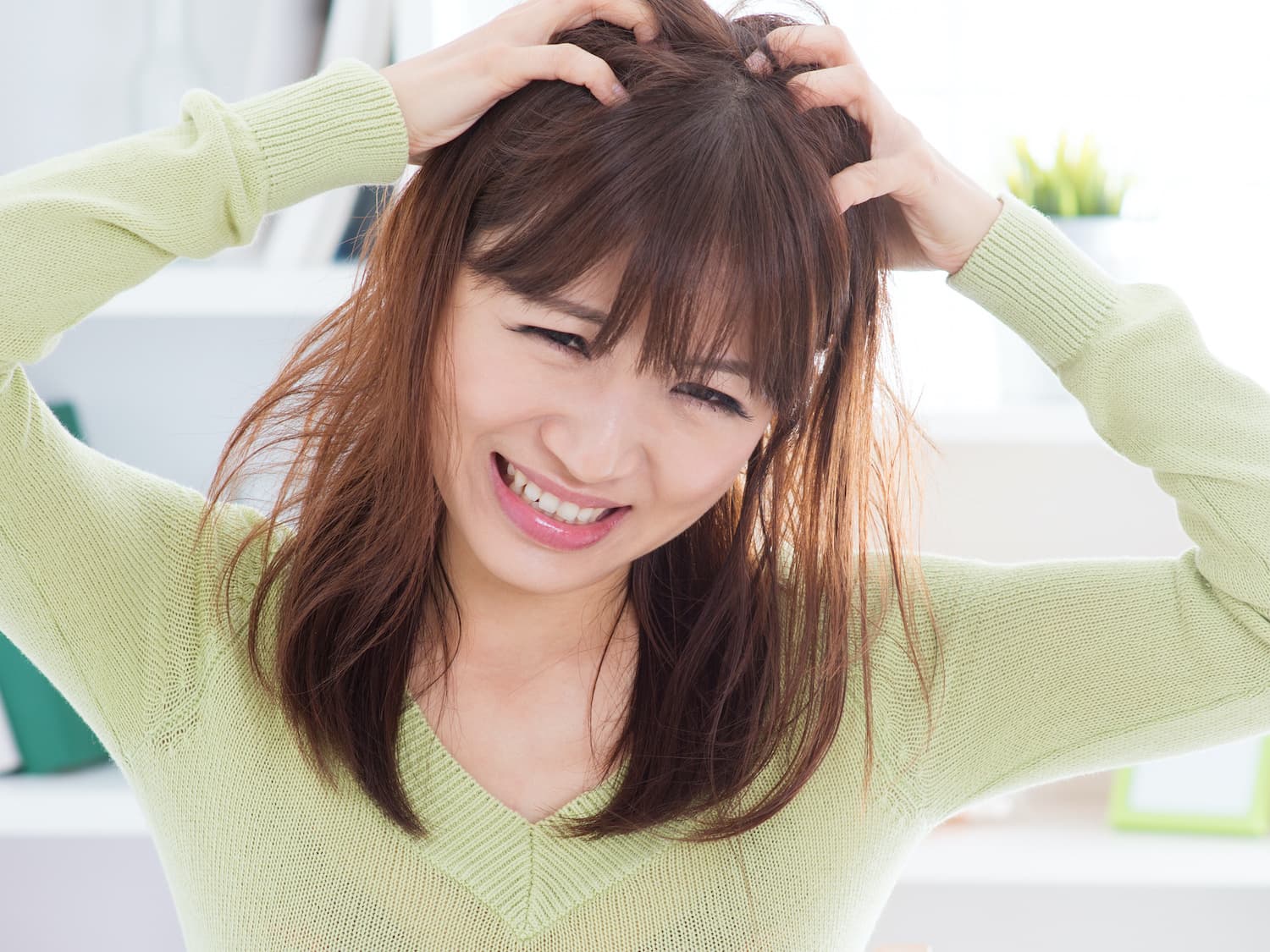 頭皮を痒がってる女性