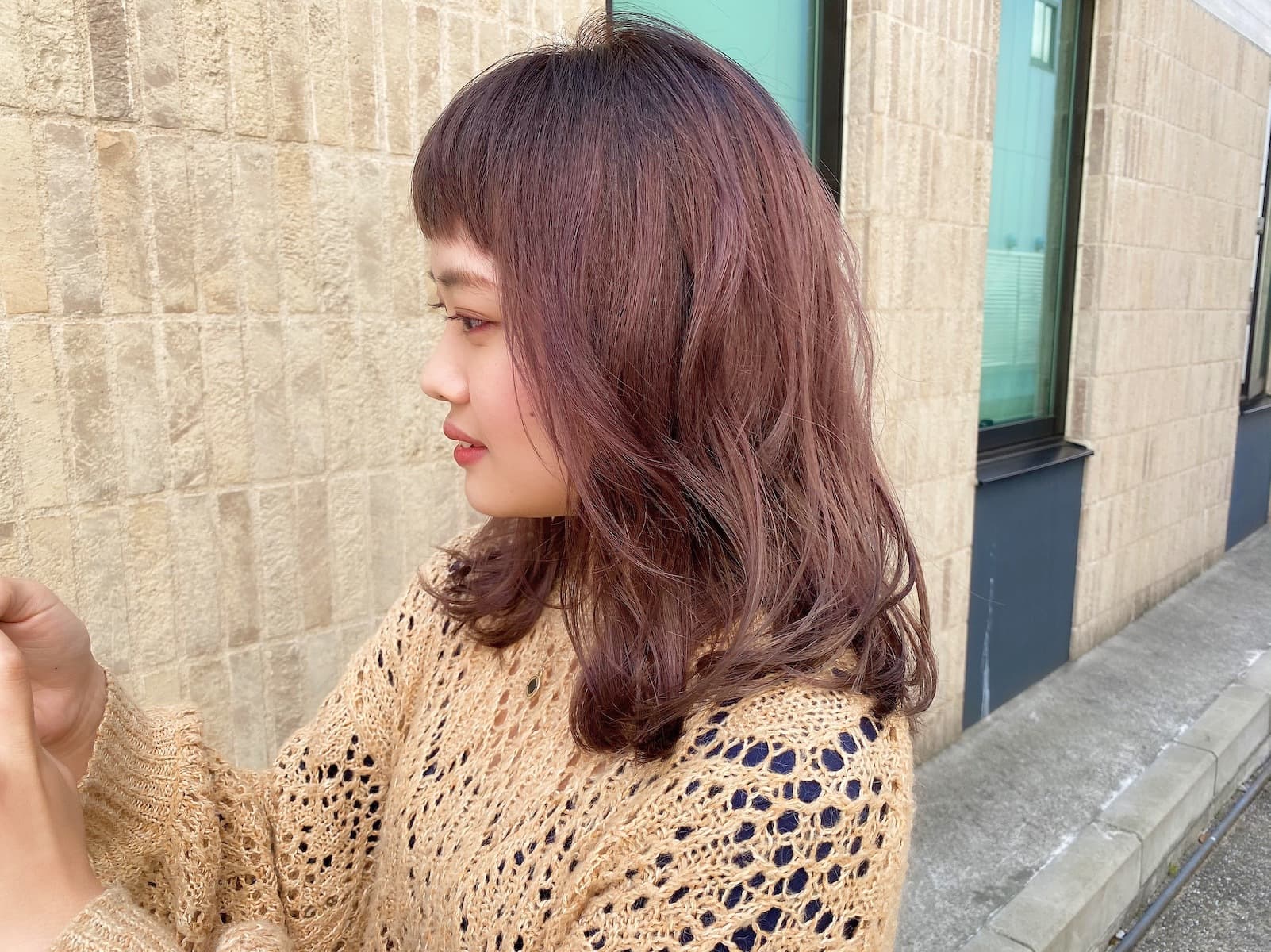 ピンクベージュカラーにした女性