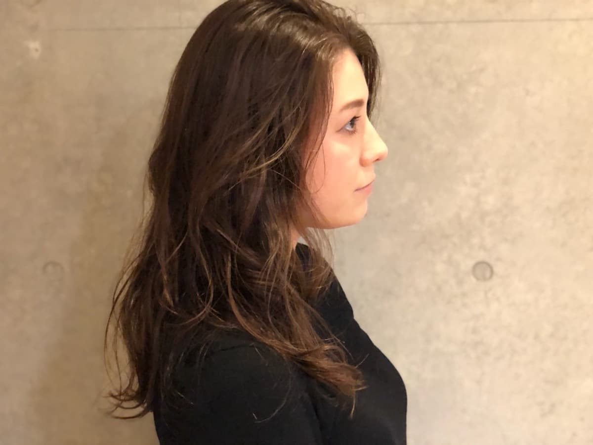 1カールロングヘアの女性
