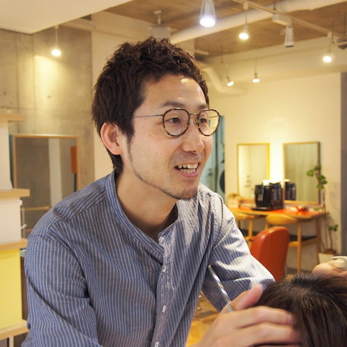 カットしている佐藤洋児