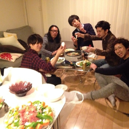 すき焼きを食べているスタッフ達