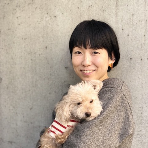 犬を抱っこしてる野澤さちこ