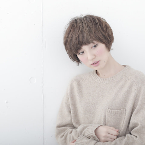 フォギーベージュのショートヘア