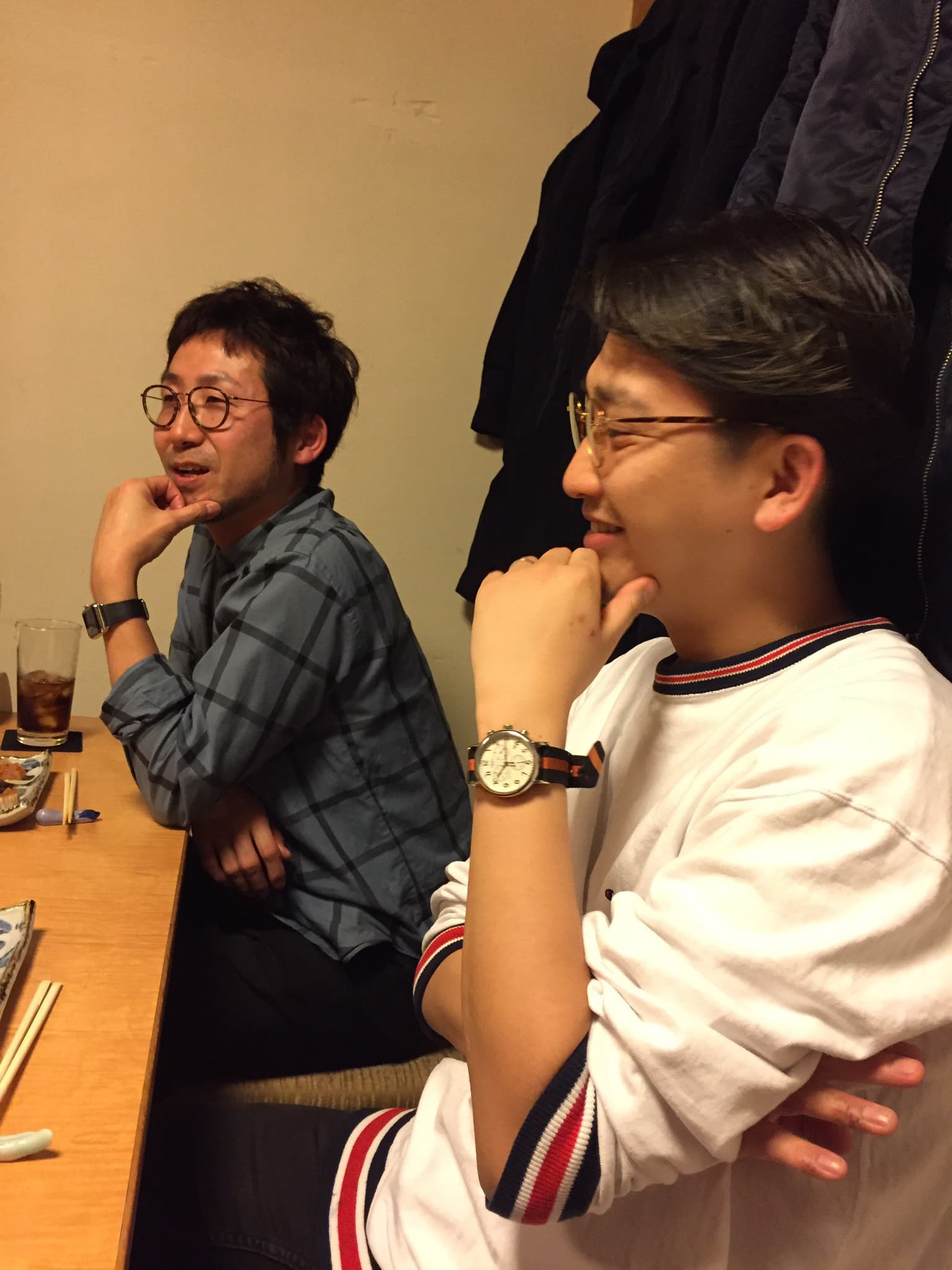 同じポーズの佐藤と小倉