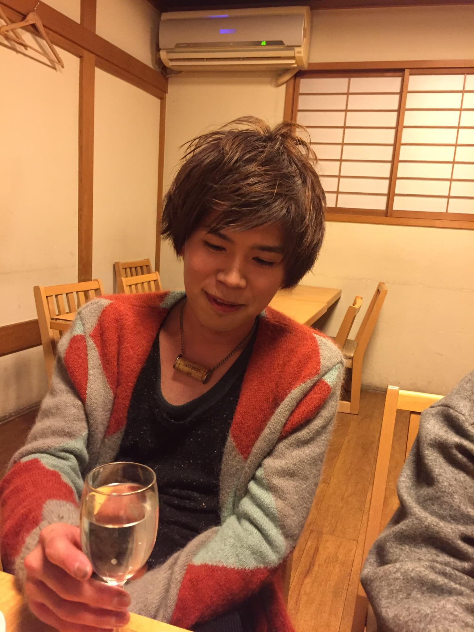 お酒を飲む鈴木