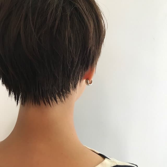 後ろから見た襟足