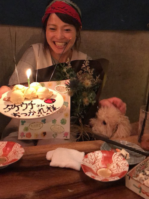 花束を持った武内めぐみ