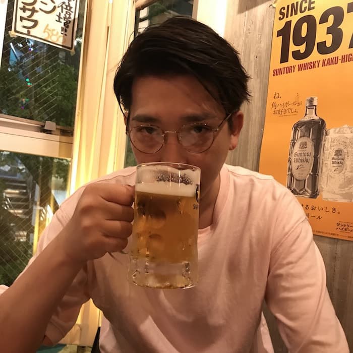 ビールを飲んでいる小倉君