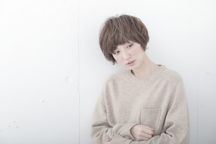 フォギーベージュのショートヘア（腕組み）
