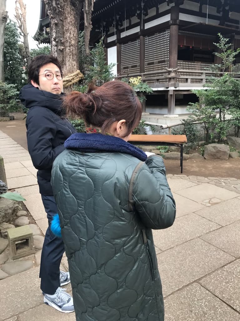 奥沢神社でおみくじを見る武内