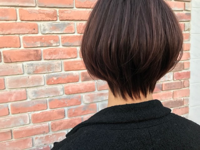 ピンクラベンダーアッシュの髪型（斜め後ろ姿）