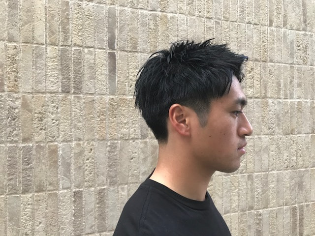 男性の刈り上げスタイル（横顔）