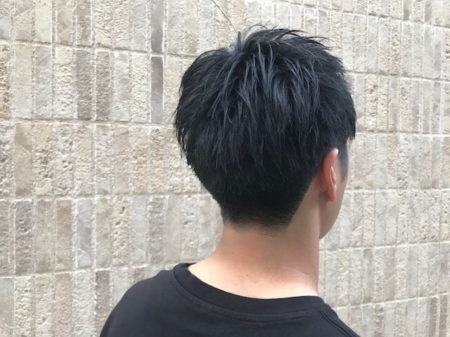 男性の刈り上げスタイル（斜め後ろ）