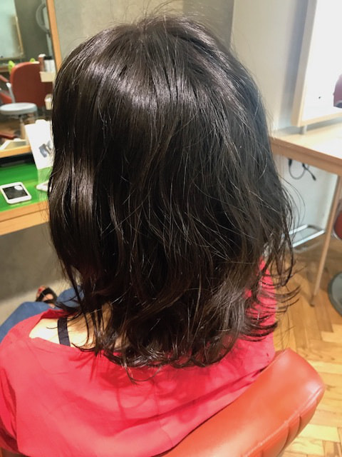 アッシュカラーをした女性の後ろ姿