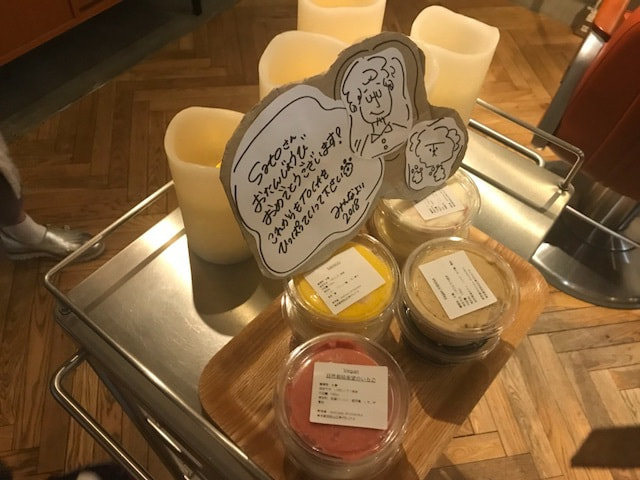 沢山のアイスクリームとメッセージカード