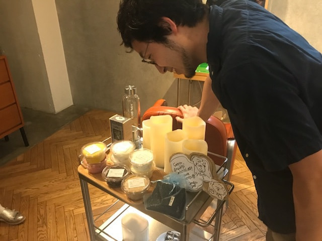 沢山のアイスクリームと誕生日プレゼントを覗いてる佐藤洋児