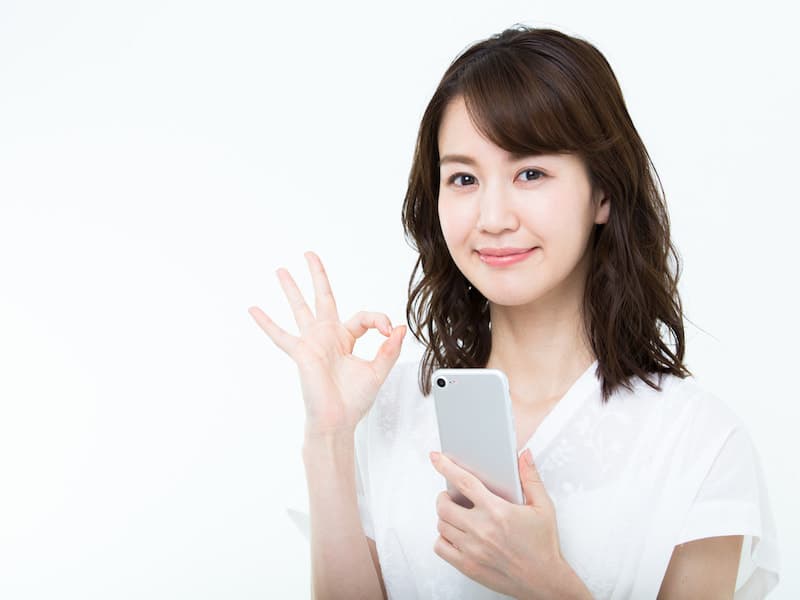 携帯を持った女性