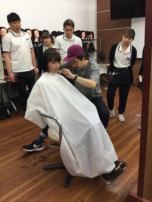 カットセミナーの講師でカット中の小倉