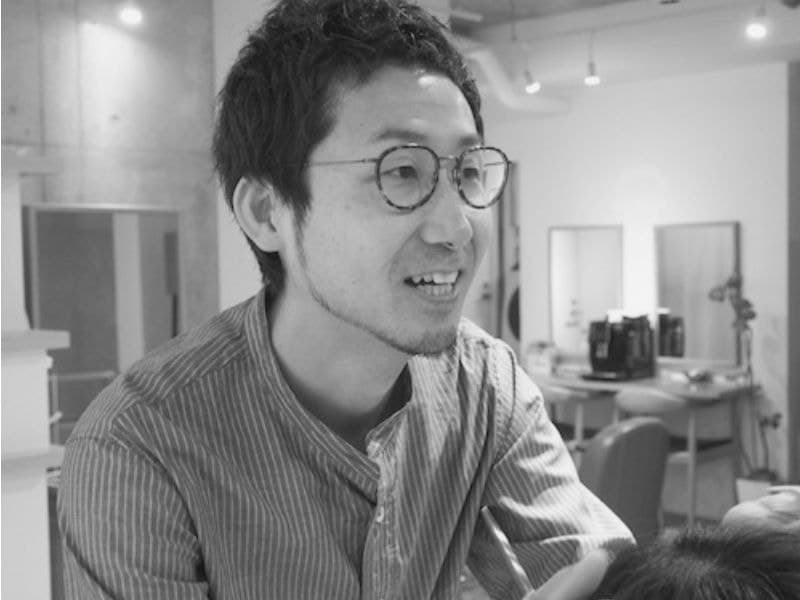 カットをしているスタイリスト佐藤