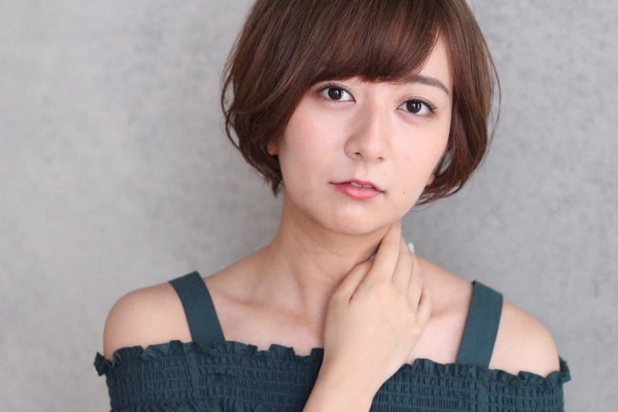 ボブスタイルの女性（正面）