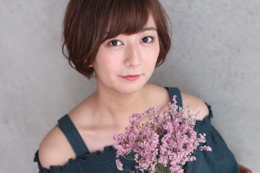 花束を持ったボブスタイルの女性