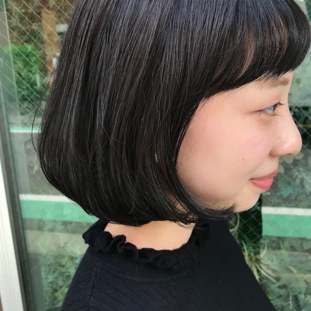 フォギーアッシュ のカラーをした女性（横顔）