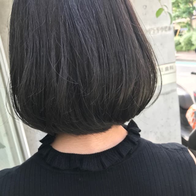 フォギーアッシュのカラーをした女性（後ろ姿）