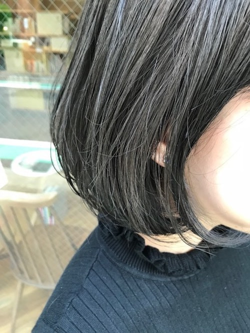 フォギーアッシュのカラーをした女性（光を当てたとき）