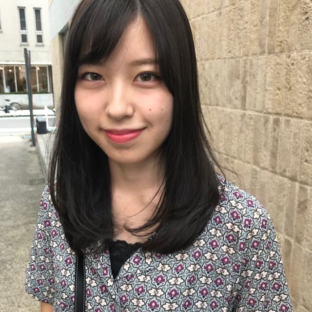 暗髪セミロングの女性