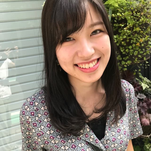 笑顔のセミロングの女性