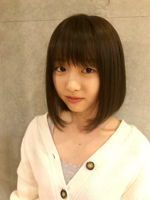 前下がりボブの女性（正面）