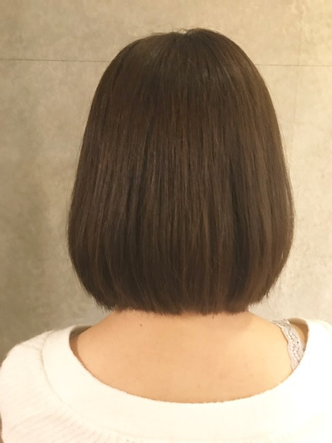 前下がりボブの女性（後ろ姿）