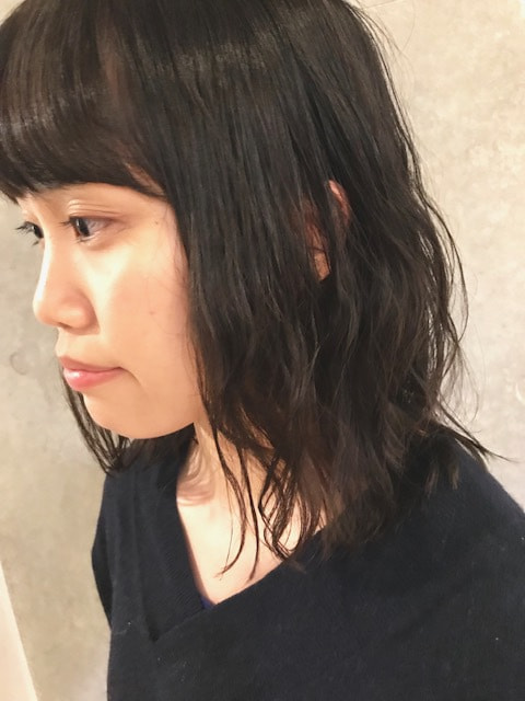 パーマをかけてイメージチェンジした女性