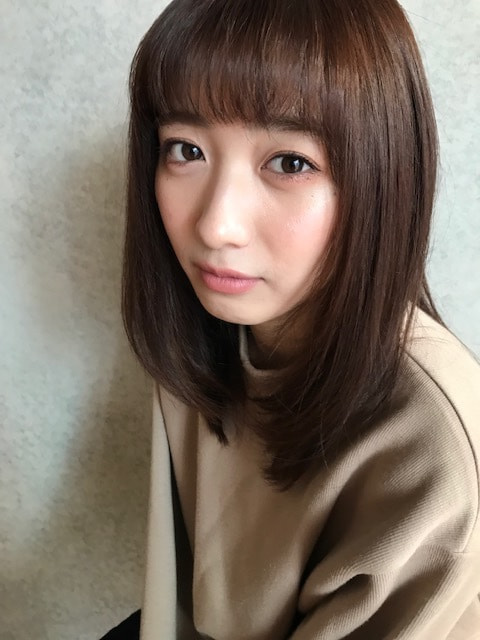 内巻き１カールの女性