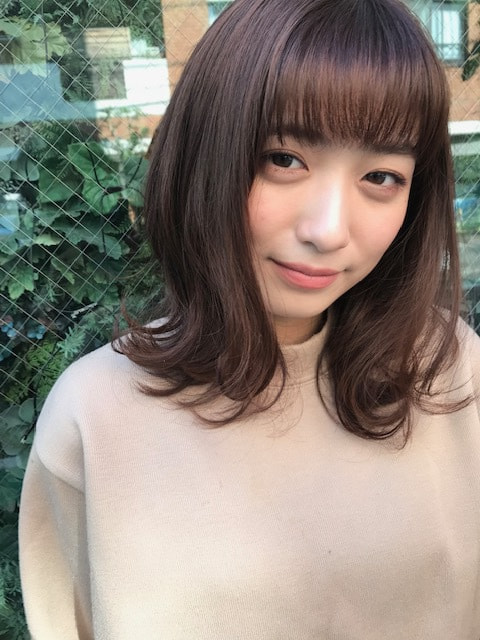 外ハネ１カールの女性