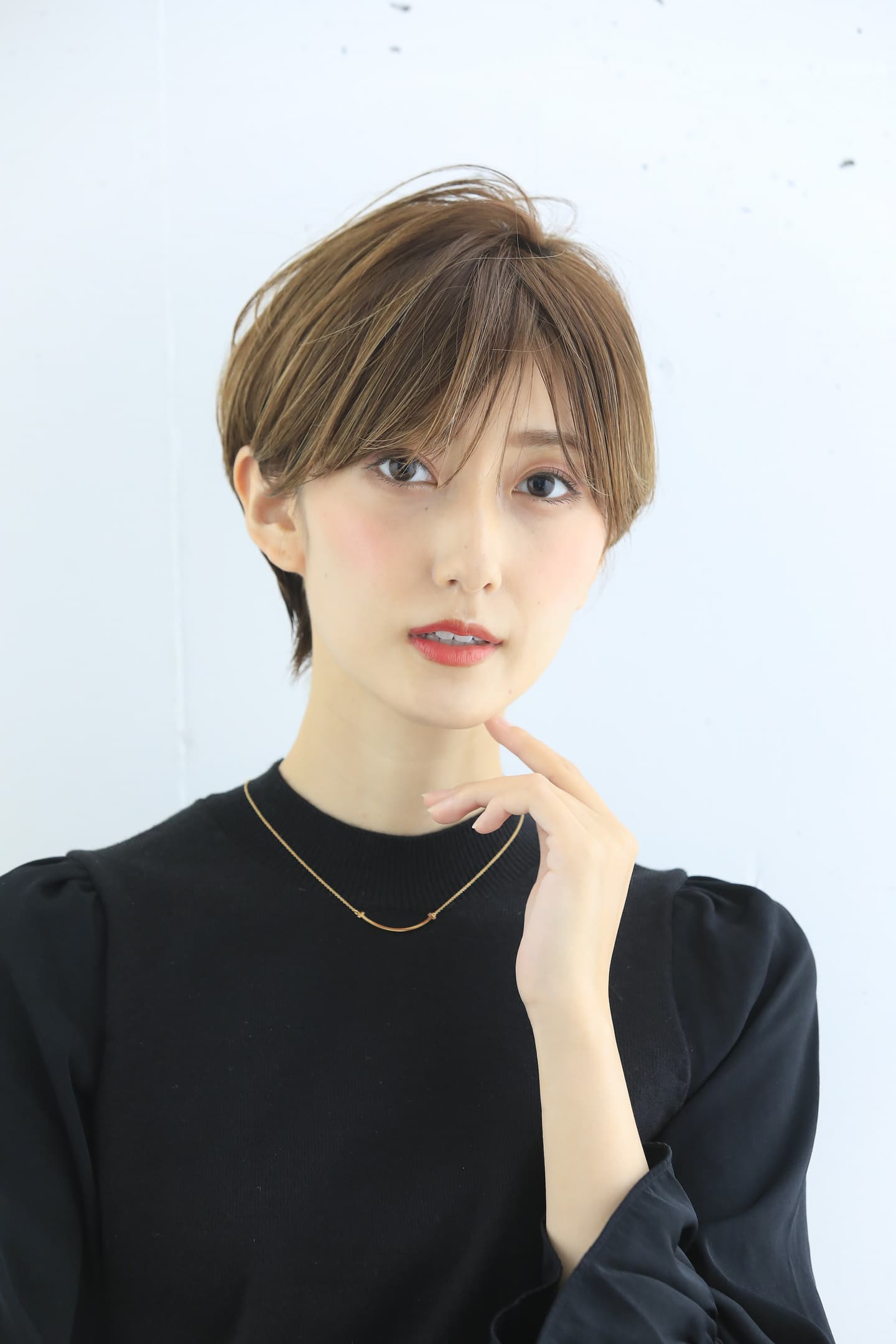 耳出しショートヘアの女性(正面)