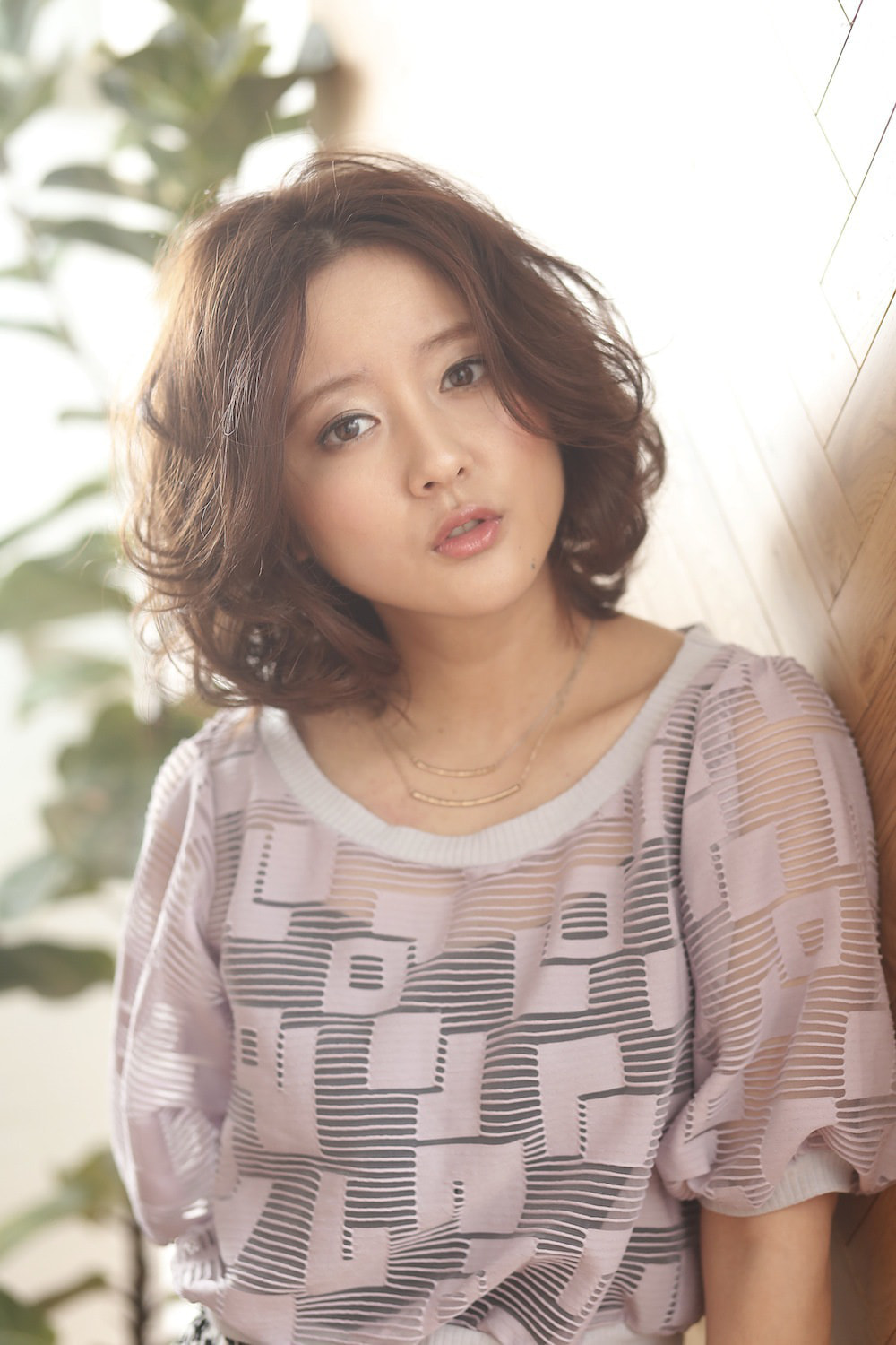 正面を向いているボブパーマヘアの女性