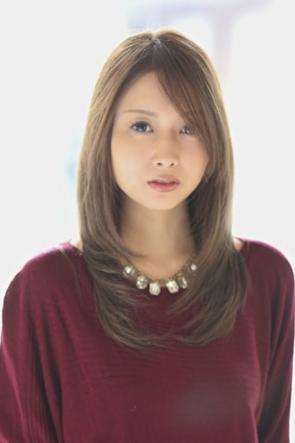 ツヤ髪ロングヘアの女性