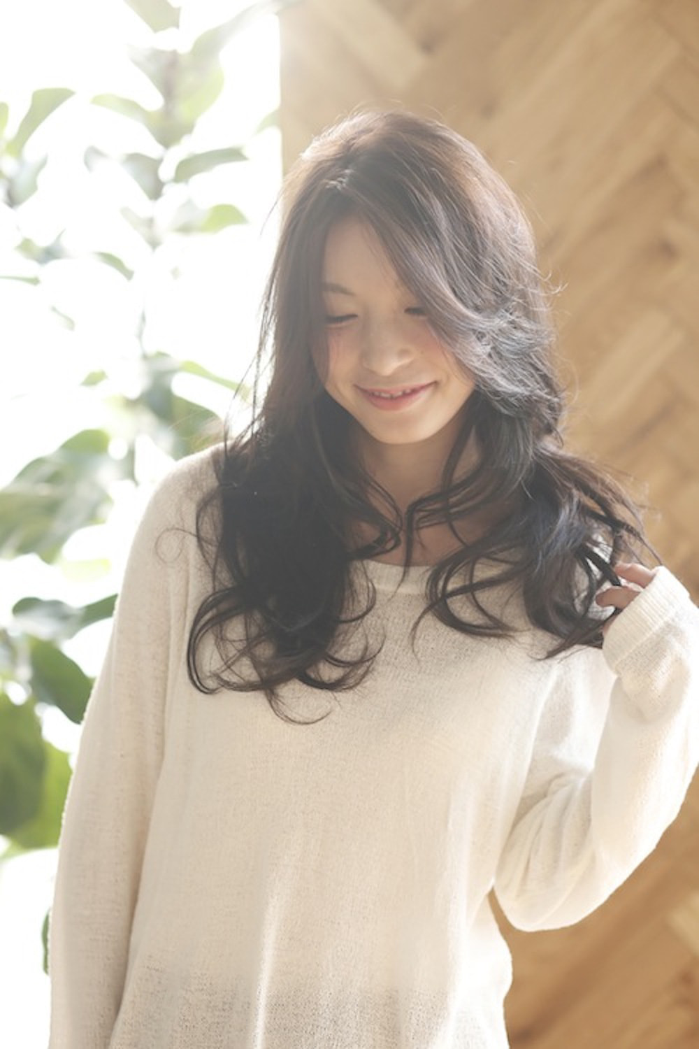 うるツヤヘアの女性(下向き加減)