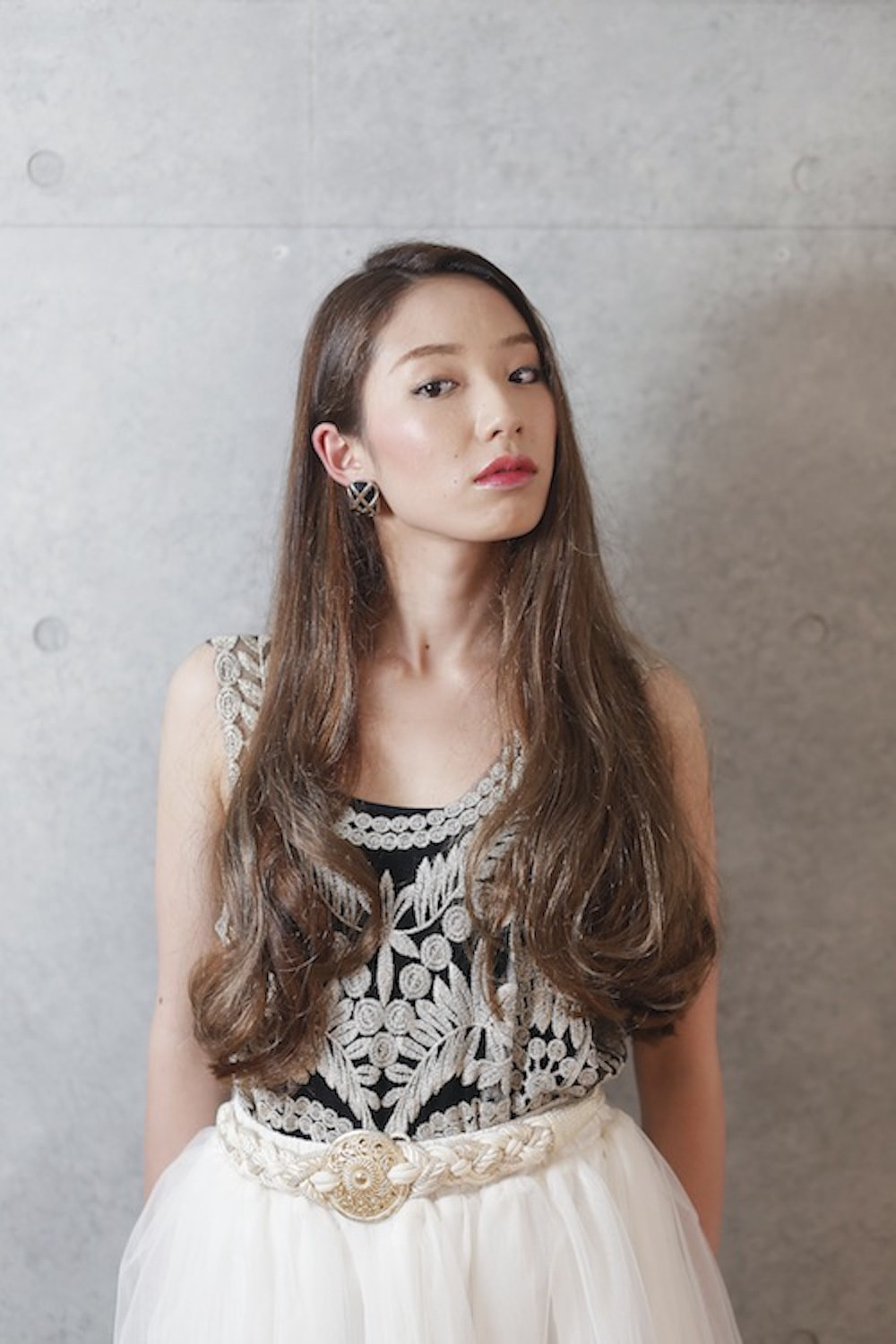 スーパーロングヘアの女性(正面)