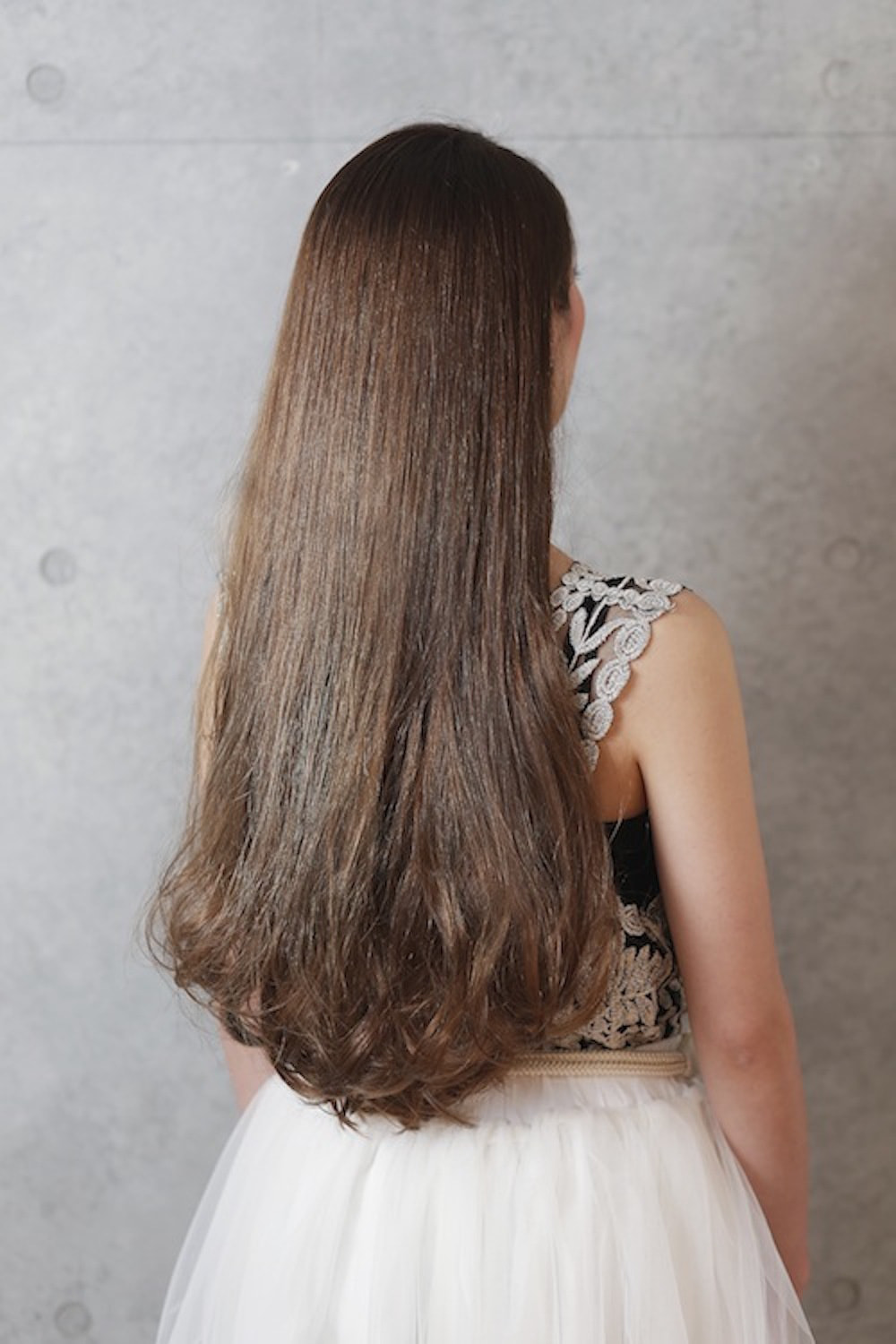 スーパーロングヘアの女性(バック)