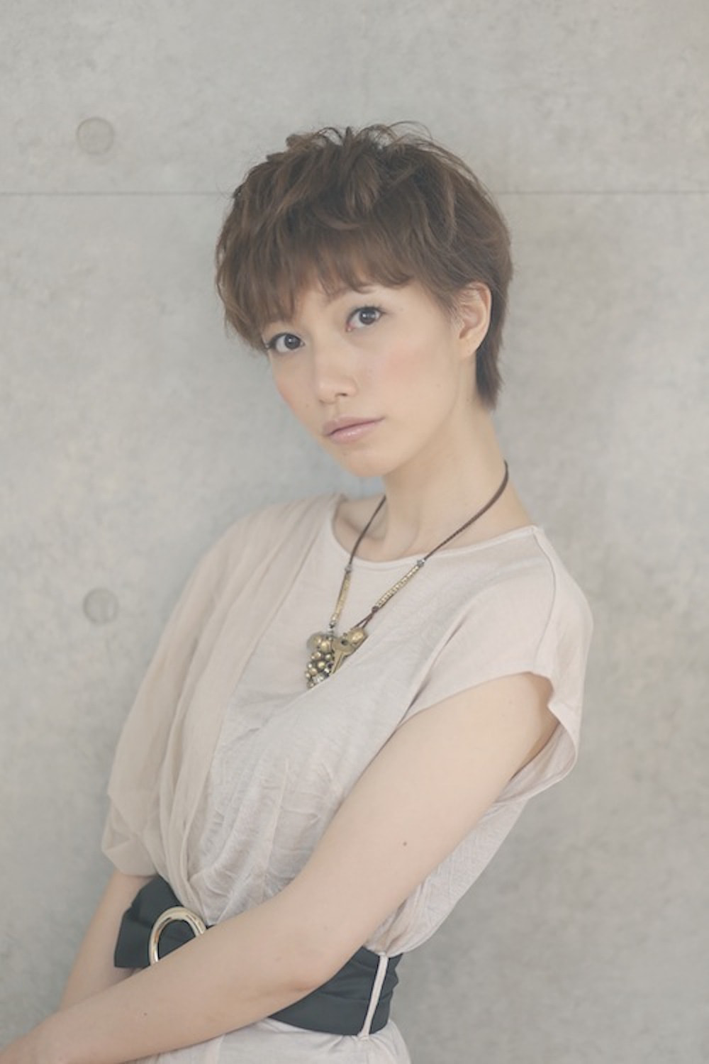 belleショートヘアの女性(斜め横)